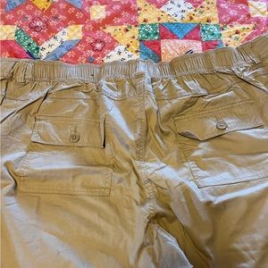 Basic Edition khaki capris